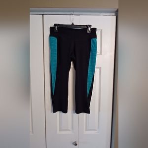Womans Old Navy active fitted capris  size large
